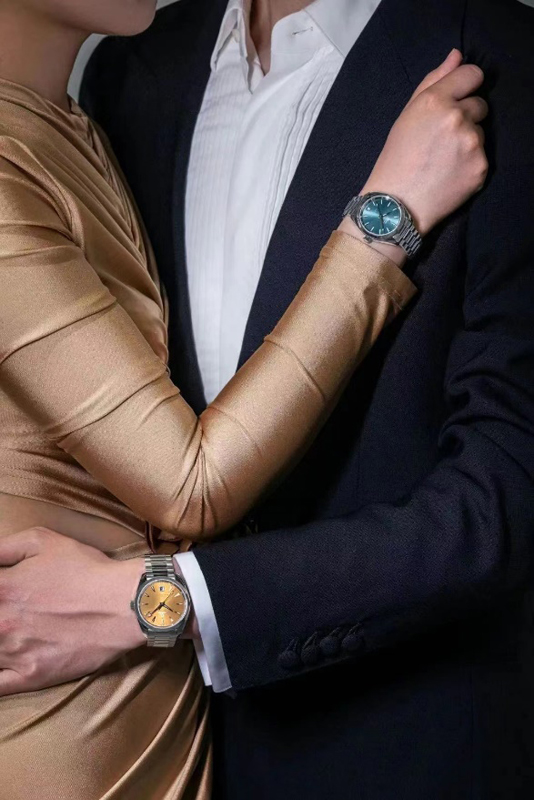 歐米茄的彩盤腕表讓你跳出“黑白灰”