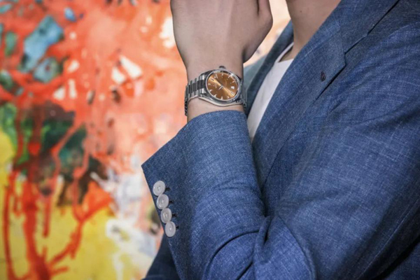 歐米茄的彩盤腕表讓你跳出“黑白灰”