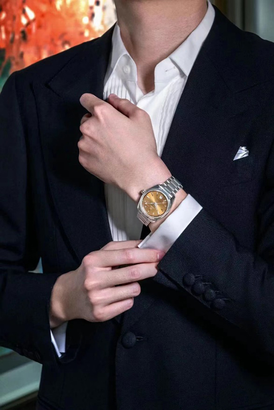 歐米茄的彩盤腕表讓你跳出“黑白灰”