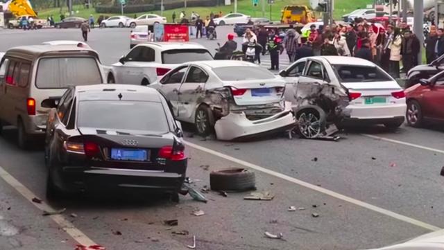 連撞11車特斯拉車主：當天剛上牌，經過地鐵站路口時車輛突然提速